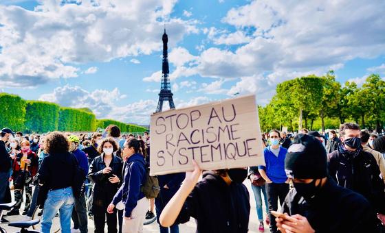 Durante una manifestación contra el racismo policial en Francia, una pancarta decía «Basta ya de racismo sistémico».